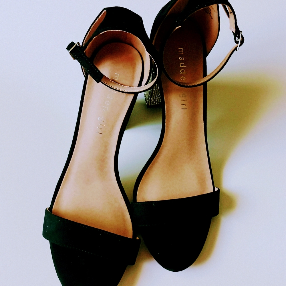 Madden Girl Black Sandals Sleek Design